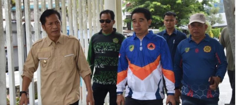 Pj.Bupati Barito Utara Drs.Muhlis didampingi Pj. Sekda Drs.Jufriansyah M.AP, dan Kepala Perangkat Daerah saat kerjabakti bersih-bersih sampah pasca banjir, Jumat (26/1/2024). Foto:Delia/1tulah.com