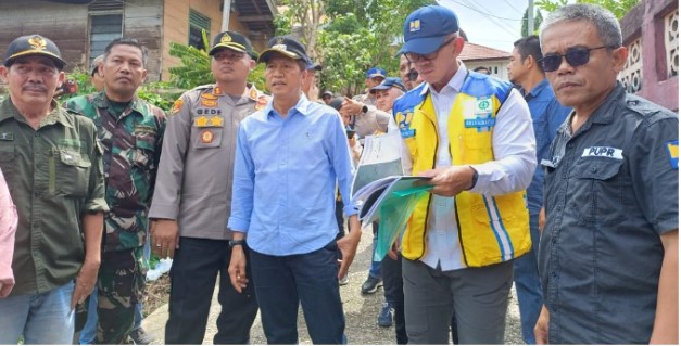 Pj. Bupati Barito Utara Drs. Muhlis saat memantau penanganan bencana banjir yang terjadi di wilayah kabupaten Barito Utara, Minggu (21/1/2024). Foto:Delia/1tulah.com