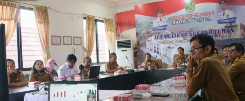 Pj. Bupati Barito Utara, Drs. Muhlis beserta jajaran mengikuti Rapat Koordinasi Pengendalian Inflasi dengan Kemendagri yang dilaksanakan secara daring di Ruang Rapat Sekretariat Daerah Lantai II, Muara Teweh, Senin (29/1/2024). Foto:Delia/1tulah.com