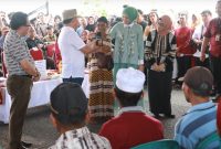 
Gubernur Kalteng H. Sugianto Sabran di sela-sela pembukan pasar murah  di Stadion Panunjung Tarung Kuala Kapuas. Foto:Istimewa
