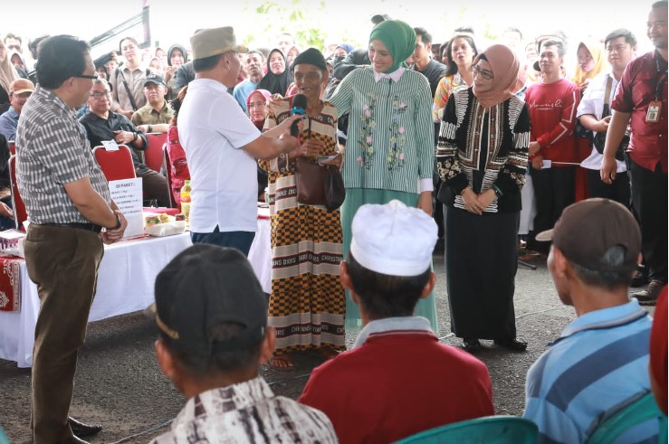 
Gubernur Kalteng H. Sugianto Sabran di sela-sela pembukan pasar murah  di Stadion Panunjung Tarung Kuala Kapuas. Foto:Istimewa
