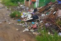 Tumpukan sampah di salah satu TPS di Kota Tamiang Layang. Foto : 1tulah.com/zakirin