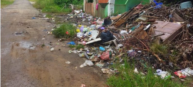 Tumpukan sampah di salah satu TPS di Kota Tamiang Layang. Foto : 1tulah.com/zakirin