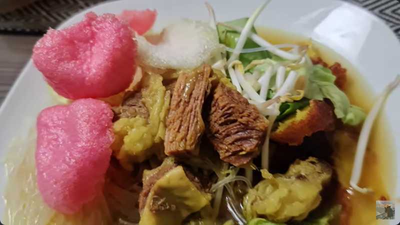 Tahu campur lamongan khas Jawa Timur (sumber: tangkap layar youtube Juns Kitchen Story)