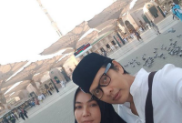 Dewi Gita dan Armand Maulana saat melaksanakan umrah ke Tanah Suci (sumber: instagram @dewigita01)