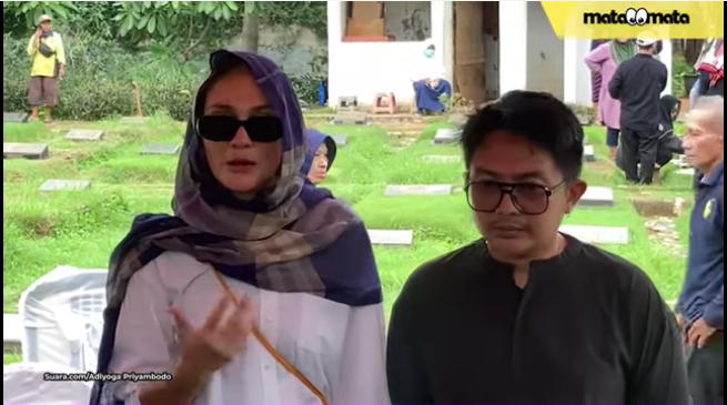 Luna Maya saat memberikan keterangan kepada awak media usai pemakaman Ibunda Maxime Bouttier (sumber: suara.com)