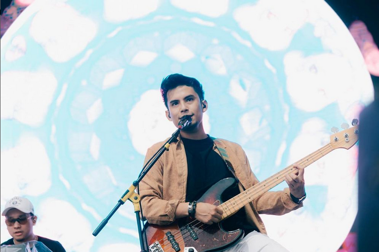 Okin dikira mau nyapres, usai fotonya terpampang di Billboard. (foto: instagram @okintph)