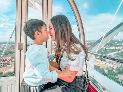 Tamara Tyasmara bersama putra semata wayangnya (sumber: instagram @tamaratyasmara)