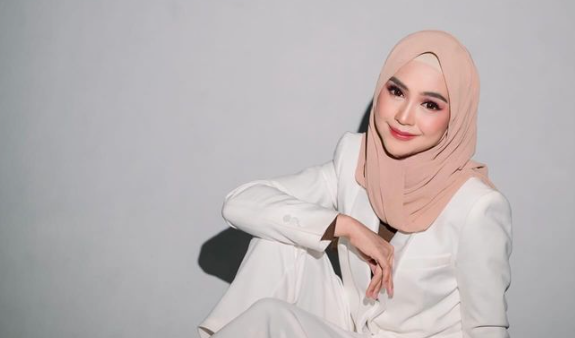 Ria Ricis gugat cerai Teuku Ryan. (foto: instagram @instagram @riaricis1975)