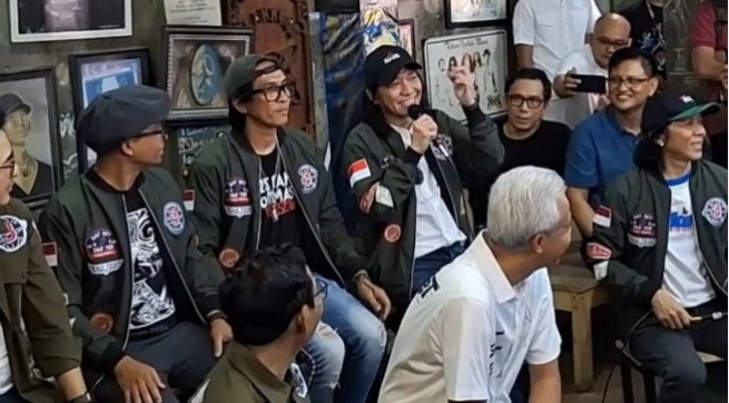 Gitaris grup musik Slank Abdi Negara Nurdin alias Abdee Slank (ketiga dari kiri atas) berikan keterangan di tengah deklarasi dukungan Slank kepada pasangan capres-cawapres nomor urut 3 Ganjar Pranowo-Mahfud Md di Potlot Studio, Jakarta Selatan, Sabtu (20/1/2024). Antara/Fianda Sjofjan Rassat