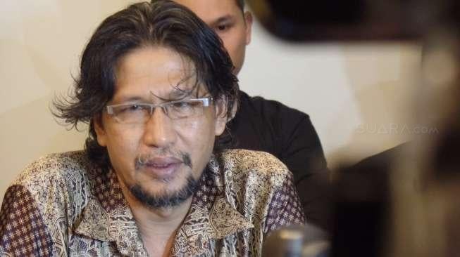 Ayahanda Ammar Zoni, Suhendri Zoni saat memberikan keterangan pers terkait penangkapan putranya terkait kasus narkoba di Maxone Hotel, kawasan Kramat, Jakarta Pusat, Kamis (13/7/2017) [suara.com/Ismail]
Ayahanda Ammar Zoni, Suhendri Zoni saat memberikan keterangan pers terkait penangkapan putranya terkait kasus narkoba di Maxone Hotel, kawasan Kramat, Jakarta Pusat, Kamis (13/7/2017) (sumber: suara.com)