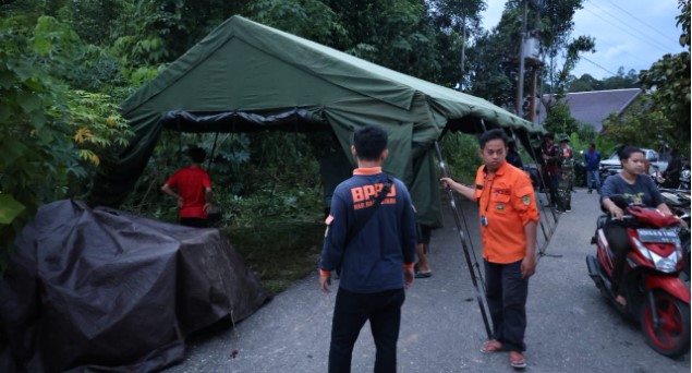 Pusat Pengendalian Operasi Penanganan Bencana (POSDALOP PB) menyiapkan tenda untuk melayani warga yang terdampak banjir di wilayah Kabupaten Barito Utara. Foto:Delia/1tulah.com