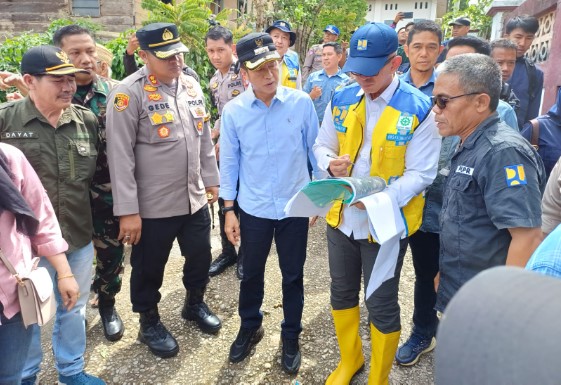 Dengan didampingi Pj. Bupati Barito Utara, Drs. Muhlis tim Penanganan Bencana Banjir kemeterian PUPR dan Balai Wilayah Sungai Kalimantan III yang dipimpin oleh I Putu Edy Purna Wijaya, S.T, M.T meninjau langsung beberpa titik banjir yang terjadi diwilayah Barito Utara, Minggu (21/1/2024). Foto:Delia/1tulah.com