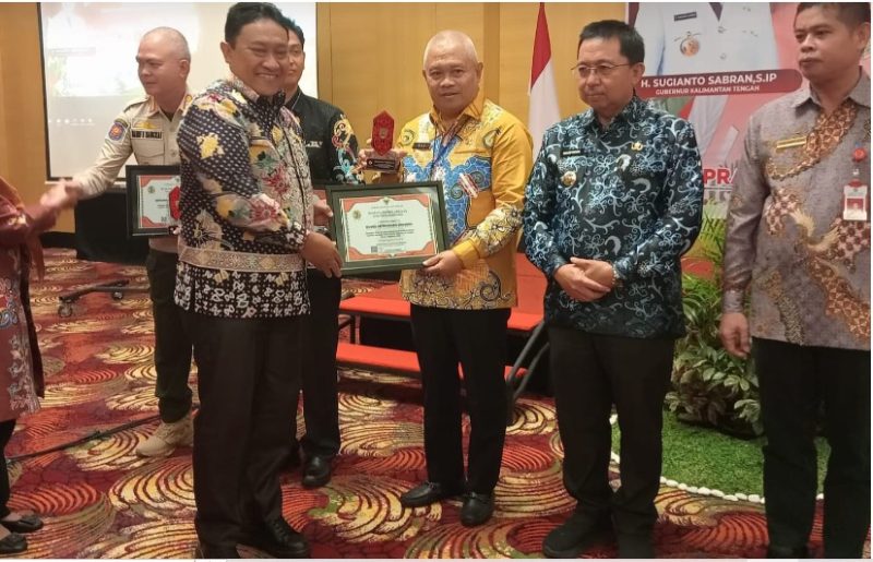 Wagub Kalteng H. Edy Pratowo serahkan penghargaan kepada perwakilan pemkab/kabupaten kota se-Kalteng. Foto:Istimewa