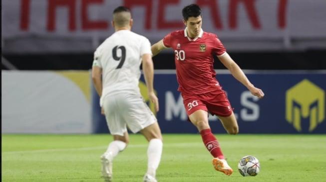 Elkan Baggott dalam laga melawan Palestina di FIFA match day bulan Juni 2023 (sumber: suara.com)