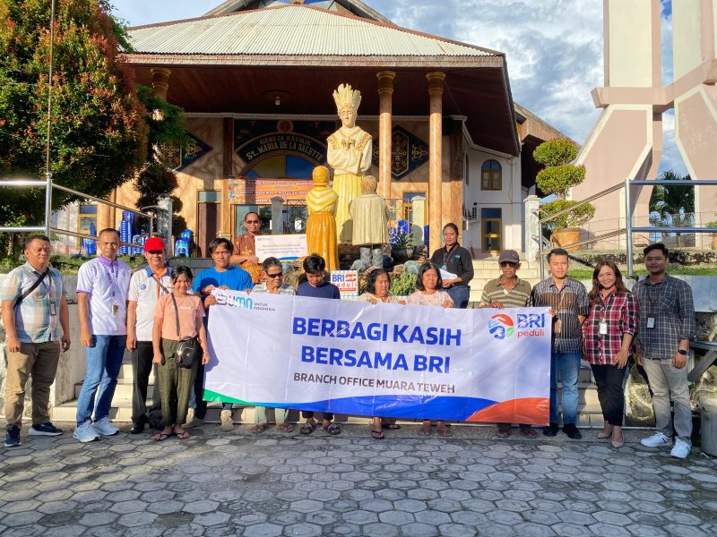 BRI Cabang Muara Teweh usai menyalurkan paket sembako ke warga GKE Muara Teweh, Rabu(3/01/2024).Foto.Yoga 