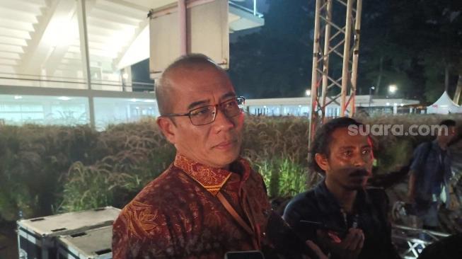 Ketua KPU RI Hasyim Asyari ditemui awak media usai debat ketiga Pilpres 2024 di Istora Senayan, Jakarta, Minggu (7/1/2024). (sumber: suara.com)