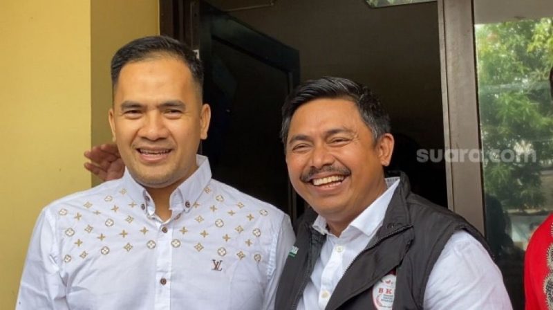 Saipul Jamil tersenyum sumringah usai diumumkan bebas oleh polisi. Foto.suara.com
