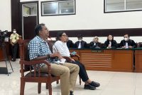 Korban Tenggelam di Sungai Barito 1 Ditemukan Tewas, 1 Masih Dalam Pencarian

Buntok - Selang dua hari setelah peristiwa laka air yang terjadi di dekat Terminal Khusus (Tersus) milik PT. Hasnur Cipta Karya (HCK) yang berlokasi di Kelurahan Pendang, Kecamatan Dusun Utara, Kabupaten Barito Selatan (Barsel), Kalimantan Tengah, yang menyebabkan 2 orang tenggelam dan 1 orang selamat, pada Sabtu, (6/1/2024) sekitar Pukul 16.55 Wib lalu. 

Kejadian tersebut, dimana saat ke tiga korban mau menyeberang atau pulang ke mes/tempat tinggal mereka menggunakan perahu (kelotok), tiba-tiba mesin perahu yang mereka gunakan mati dan hanyut terbawa arus sungai hingga tenggelam di bawah/kolong kapal tongkang yang lagi bersandar dipinggir terminal sedang loding batu bara. 

Kapolsek Dusun Utara, Iptu Agus Setiyono saat dikonfirmasi wartawan melalui via telpon, Senin (8/1/2024) Haris Azhar dan Ftia dinyatakan bebas ats kasus Lord Luhut. Foto.Suara.com