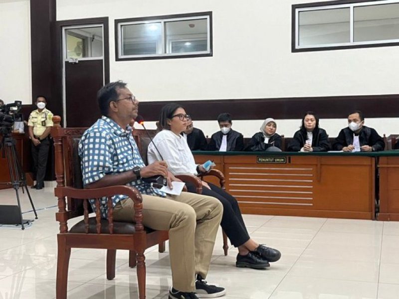 Korban Tenggelam di Sungai Barito 1 Ditemukan Tewas, 1 Masih Dalam Pencarian

Buntok - Selang dua hari setelah peristiwa laka air yang terjadi di dekat Terminal Khusus (Tersus) milik PT. Hasnur Cipta Karya (HCK) yang berlokasi di Kelurahan Pendang, Kecamatan Dusun Utara, Kabupaten Barito Selatan (Barsel), Kalimantan Tengah, yang menyebabkan 2 orang tenggelam dan 1 orang selamat, pada Sabtu, (6/1/2024) sekitar Pukul 16.55 Wib lalu. 

Kejadian tersebut, dimana saat ke tiga korban mau menyeberang atau pulang ke mes/tempat tinggal mereka menggunakan perahu (kelotok), tiba-tiba mesin perahu yang mereka gunakan mati dan hanyut terbawa arus sungai hingga tenggelam di bawah/kolong kapal tongkang yang lagi bersandar dipinggir terminal sedang loding batu bara. 

Kapolsek Dusun Utara, Iptu Agus Setiyono saat dikonfirmasi wartawan melalui via telpon, Senin (8/1/2024) Haris Azhar dan Ftia dinyatakan bebas ats kasus Lord Luhut. Foto.Suara.com