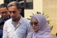 Okie Agustina dan Gunawan Dwi Cahyo usai jalani mediasi gugatan perceraian di Pengadilan Agama Bogor, Jawa Barat, Senin (20/11/2023) (sumber: suara.com)