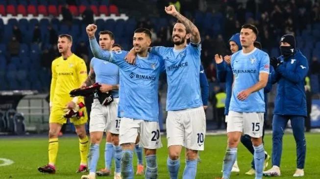 Gelandang Lazio Mattia Zaccagni (C-L) dan Luis Alberto menyapa suporternya pada akhir pertandingan sepak bola Serie A Italia antara Lazio dan AC Milan pada 24 Januari 2023 di stadion Olimpiade di Roma (sumber: suara.com)