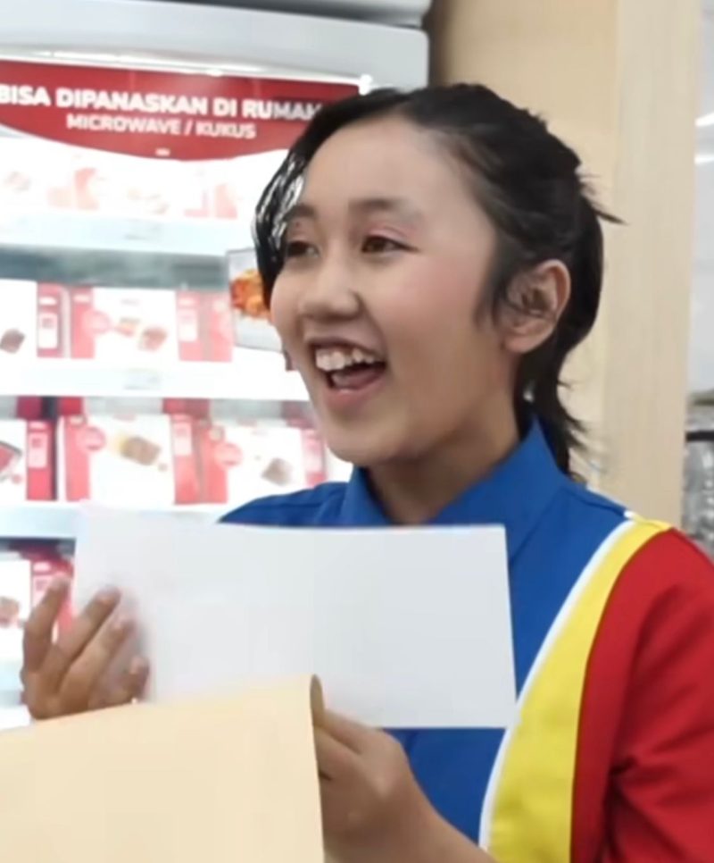 Vania (Sumber: Instagram indomaret)