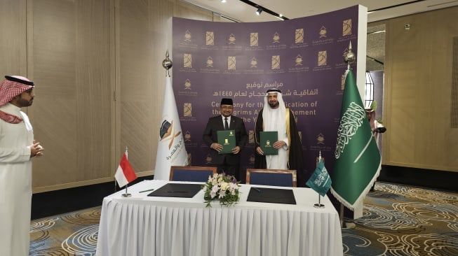 Penandatanganan kesepakatan haji atau Ta'limatul Hajj dilakukan Menteri Agama Yaqut Cholil Qoumas dan Menteri Haji dan Umrah Arab Saudi Tawfiq F. Al-Rabiah, di Jeddah. (sumber: suara.com)