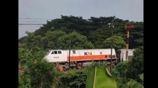 KA Pandalungan Anjlok (sumber: suara.com)