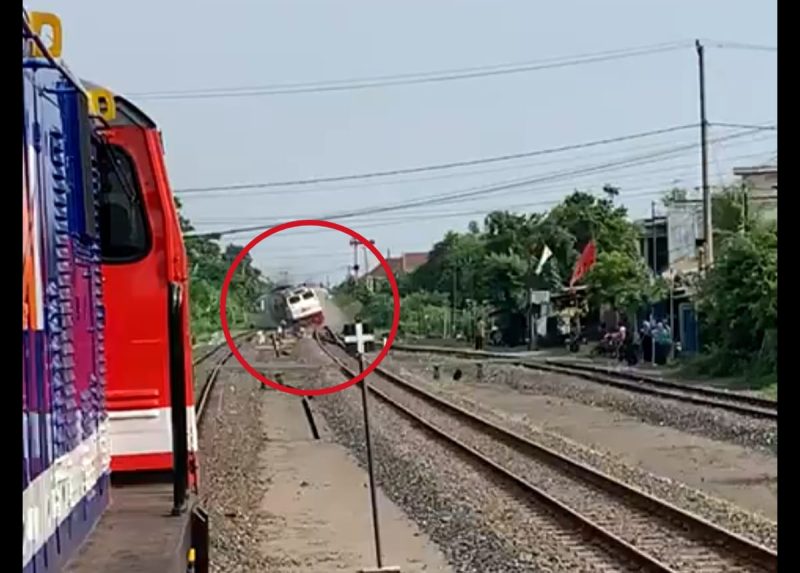 KA Pandalungan anjlok. (foto: X @slemanpost)