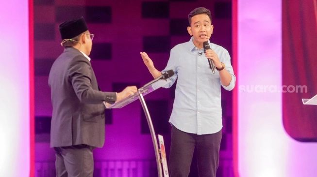 Cawapres nomor urut dua Gibran Rakabuming Raka (kanan) beradu gagasan dengan Cawapres nomor urut satu Muhaimin Iskandar (kiri) dalam debat perdana Cawapres 2024 di JCC Senayan Jakarta, Jumat (22/12/2023). (Sumber: suara.com)