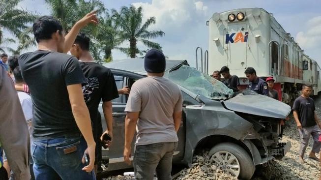 Mobil Innova Tertabrak Kereta Api di Tebing Tinggi. (sumber: suara.com)