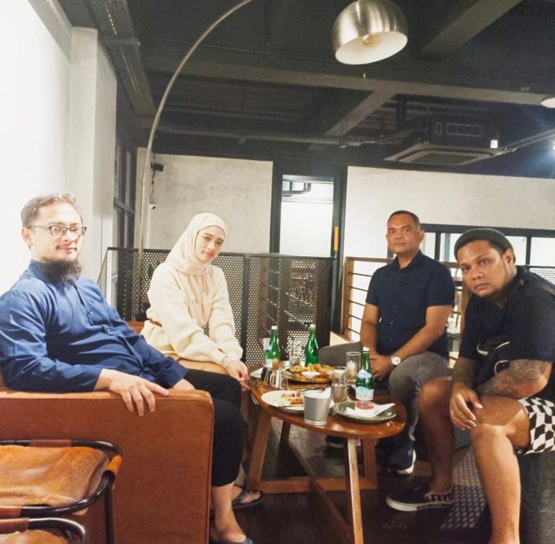 Inara dan Virgoun, serta Perwakilan Keluarga Masing-masing (sumber: Instagram mommy_starla)