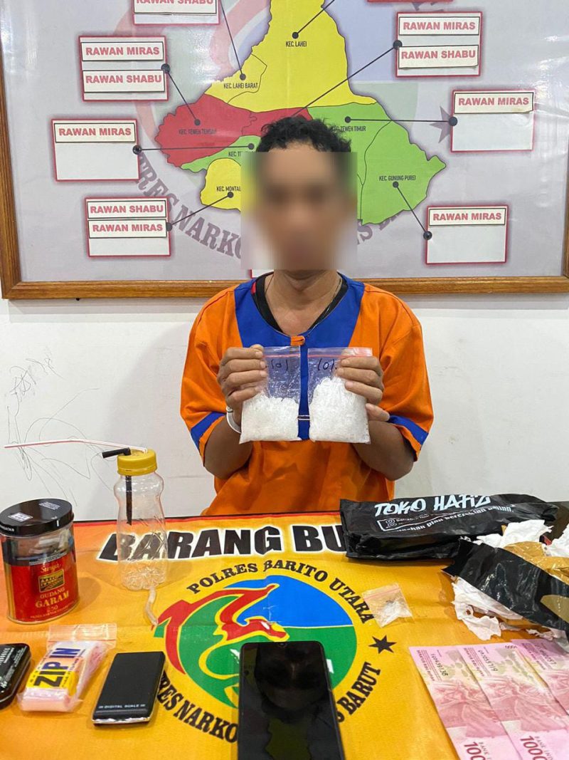 Pelaku A, diduga bandar sabu diamankan polisi. Dari tangannya polisi berhasil menyita sebanyak 181.48 gram bruto sabu.Foto.Arie