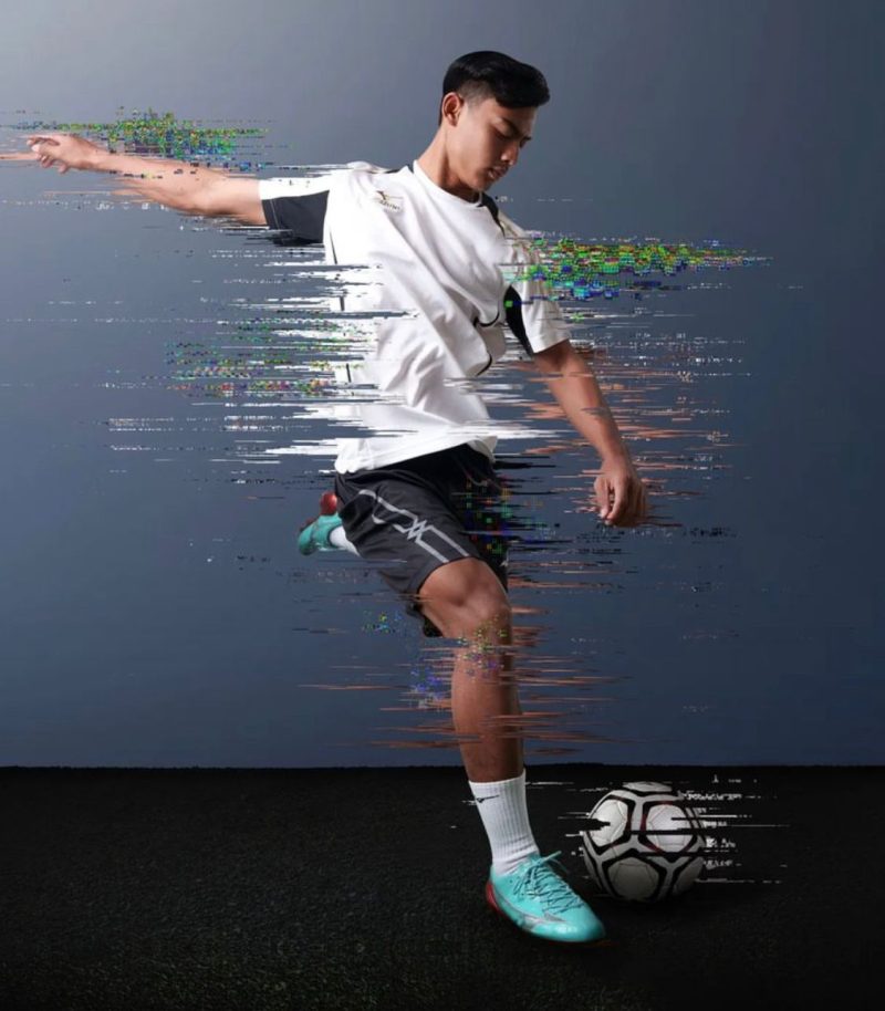 Arhan menendang bola (Sumber: Instagram pratamaarhan8)