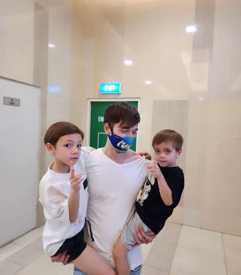 Stefan William menggendong kedua anaknya (Sumber: Instagram Stefannwilliam)