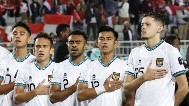 Para pemain Indonesia menyanyikan lagu kebangsaannya sebelum dimulainya pertandingan kedua Grup D Piala Asia 2023 antara Vietnam vs Timnas Indonesia di Stadion Abdullah bin Khalifa di Doha pada 19 Januari 2024 (sumber: suara.com)