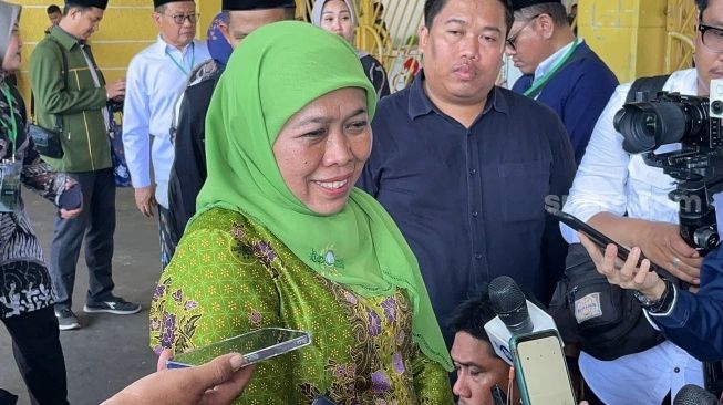 Ketua Umum Pimpinan Pusat Muslimat Nahdlatul Ulama (NU) Khofifah Indar Parawansa ditemui awak media di GBK Senayan, Jakarta Pusat, Sabtu (20/1/2024). (sumber: suara.com)