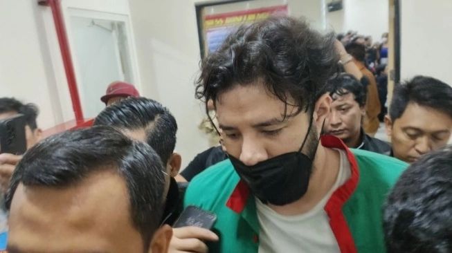 Tersangka kasus penyalahgunaan narkoba artis Ammar Zoni berjalan kembali dari jumpa pers di Polres Metro Jakarta Barat, Jumat (15/13/2023) (suara.com)