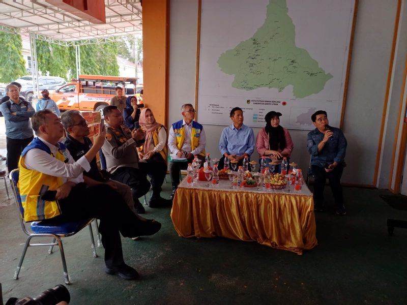 Kepala BPBD Barito Utara Simamora Turahman saat melaporkan kondisi banjir, Minggu (21/01/2024).Foto.Delia/1tulah.com