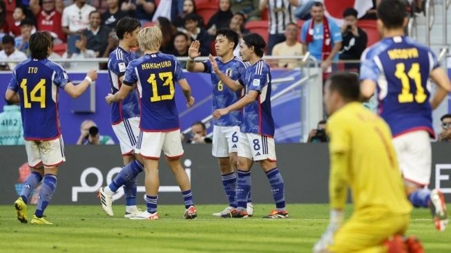 Para pemain Timnas Jepang merayakan gol ke gawang Vietnam pada laga Piala Asia 2023 di Stadion Al Thumama, Doha, Qatar, Minggu (14/1/2024) (sumber: suara.com)