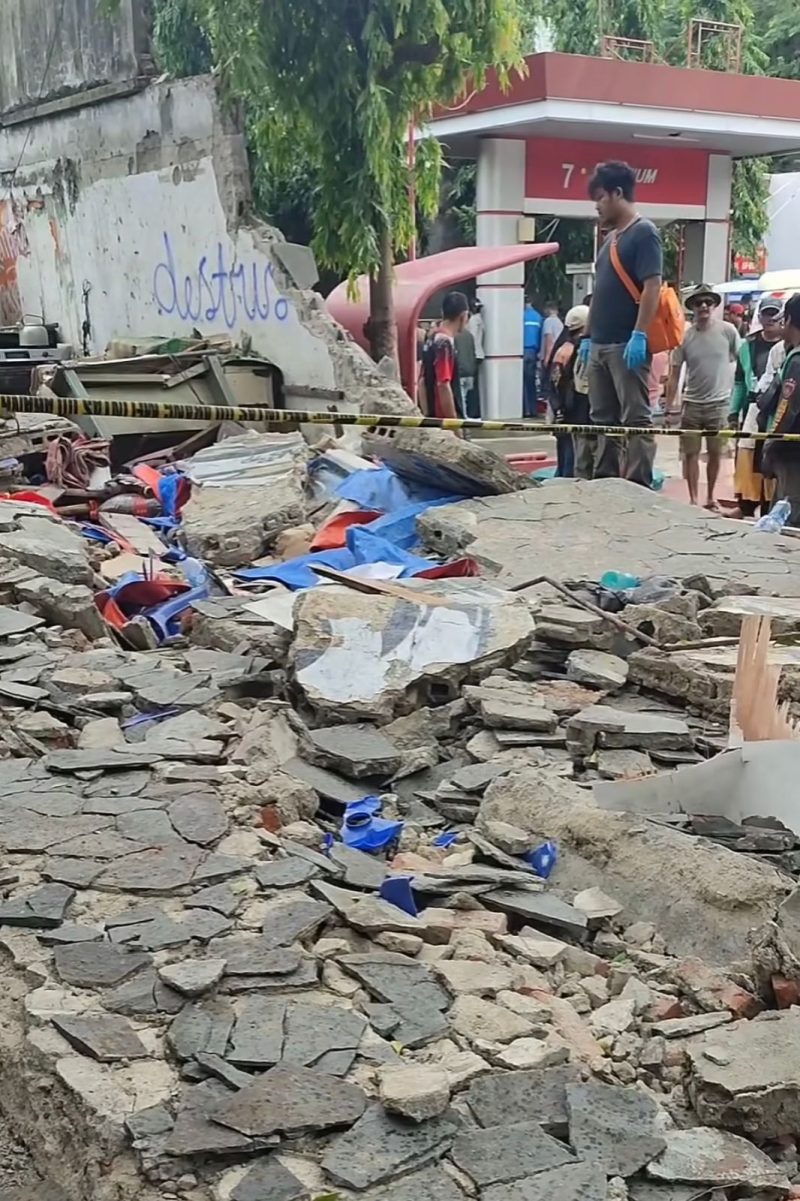 Tembok SPBU Roboh Di Tebet(Sumber: Instagram jakartaselatan24jam)