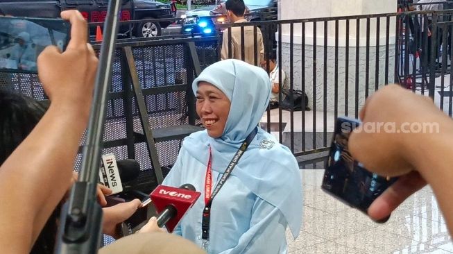 Dewan Pengarah Tim Kampanye Nasional (TKN) Prabowo Subianto-Gibran Rakabuming, Khofifah Indar Parawansa menghadiri debat keempat Pilpres 2024 di JCC Senayan, Jakarta, Minggu (21/1/2024) (sumber: suara.com)