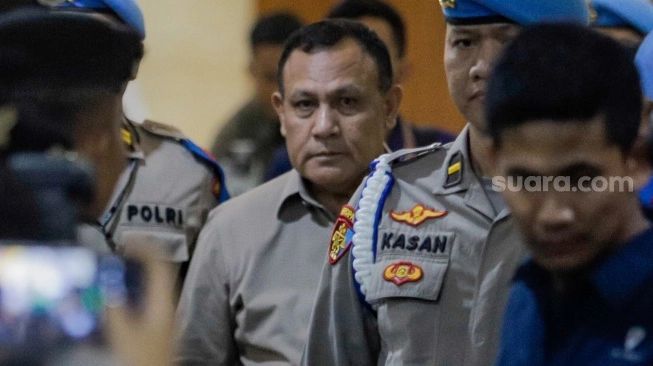 Ketua KPK nonaktif Firli Bahuri (tengah) berjalan keluar usai menjalani pemeriksaan di Bareskrim Mabes Polri, Jakarta, Rabu (27/12/2023) (sumber: suara.com)