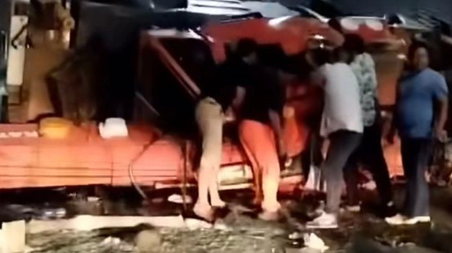 Kecelakaan crane terbalik di jalan Tol Wiyoto Wiyono (sumber: suara.com)
