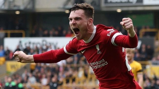 Pemain Liverpool, Andrew Robertson merayakan gol ke gawang Wolves dalam laga Liga Inggris di Stadion Molineaux, Sabtu (16/9) malam WIB (sumber: suara.com)