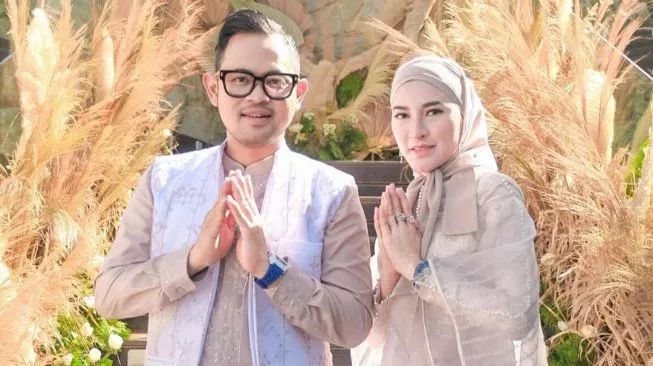 Gilang Widya Pramana alias Juragan 99 bersama Shandy Purnamasari (sumber: suara.com)