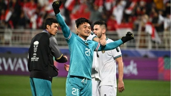 Ernando Ari Sutaryadi (Tengah) Usai Laga Melawan Vietnam Pada Jumat (19/01/2024) (sumber: suara.com)