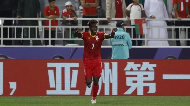 Penyerang Kirgistan Joel Kojo rayakan gol ke gawang Oman di laga pamungkas Grup F Piala Asia 2023 di Stadion Abdullah bin Khalifa di Doha pada 25 Januari 2024 (sumber: suara.com)