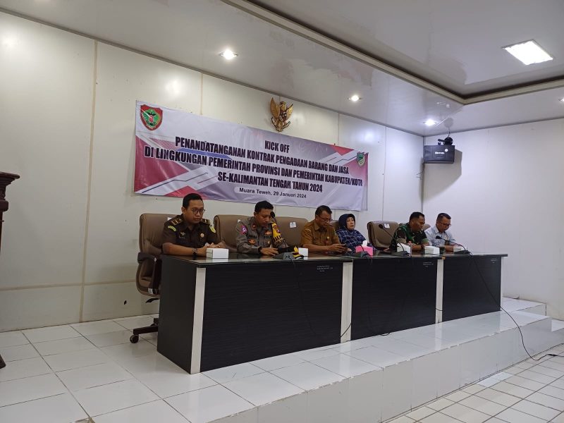 Pj Sekda barito Utara bersama ketua DPRD Hj dan forkopinda saat mengikuti zoom meeting kick Off Penandatanganan KOntrak Pengadaan barang, Senin (29/01/2024).Foto.Deni